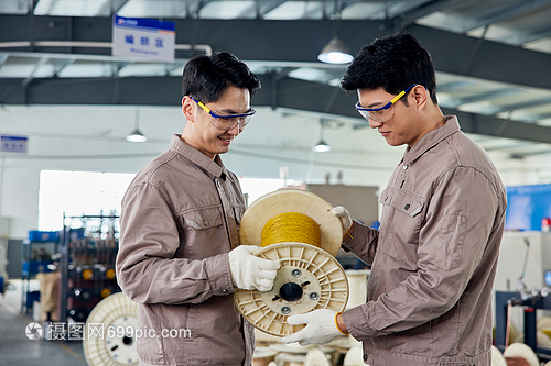 車間技術(shù)工人工作交流 推動(dòng)技術(shù)提升與團(tuán)隊(duì)協(xié)作